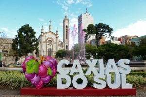 Imagem do painel turístico e chafariz colocados na Praça Dante Alighieri de Caxias do Sul em homenagem aos 130 anos da cidade.
